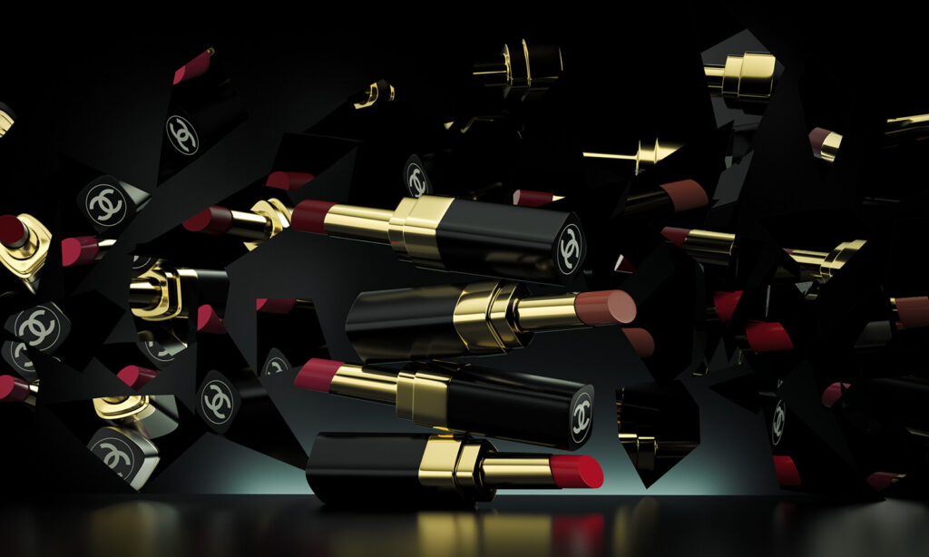 Kırık cam temasıyla Chanel rujlarının l&uuml;ks still life fotoğrafı.
