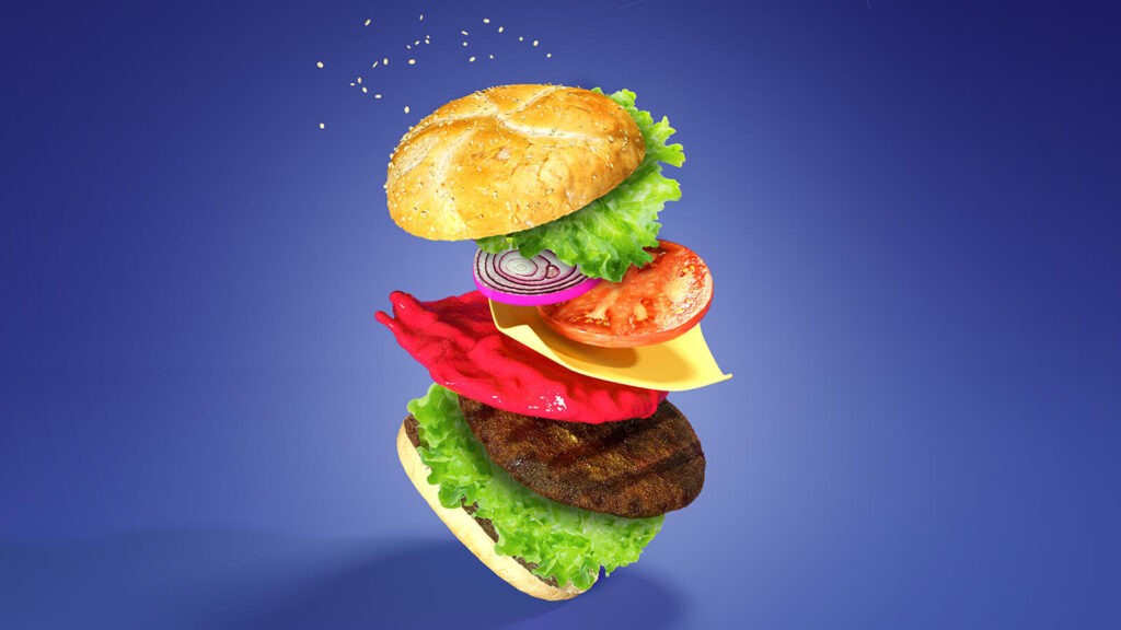 Canlı mavi arka plan &ouml;n&uuml;nde, ekmek, marul, soğan, domates, peynir, pastırma ve ızgara k&ouml;fte katmanlarıyla u&ccedil;an bir hamburger.