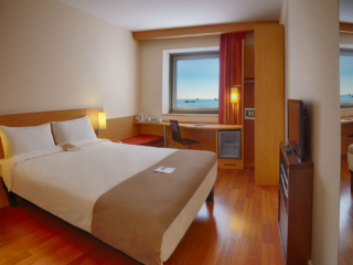 Modern sea view room with a double bed and desk at Ibis Hotel Zeytinburnu, Istanbul.