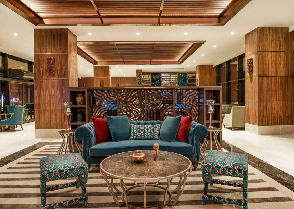 Mercure Otel Topkapı İstanbul'un l&uuml;ks lobisi, şık oturma alanı ve sıcak aydınlatmasıyla