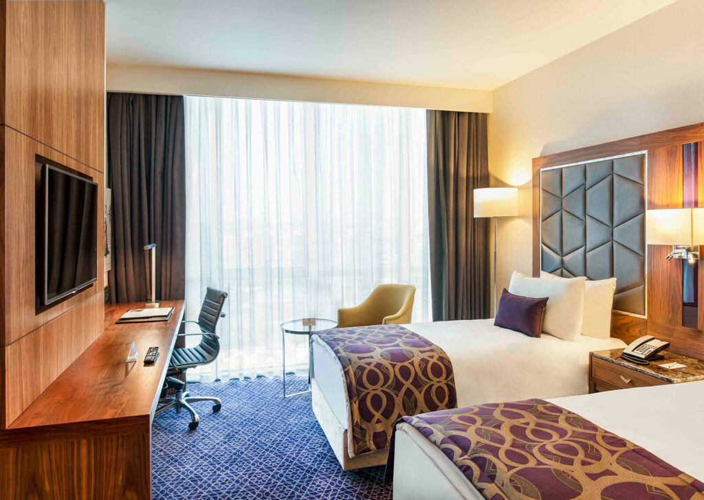 Mercure Hotel Topkapı&rsquo;da &ccedil;ağdaş dekorasyona ve konforlu yataklara sahip modern ikiz oda.